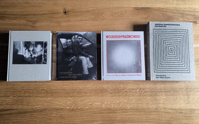 Cztery wydane przez Instytucję albumy fotograficzne ułożone obok siebie.